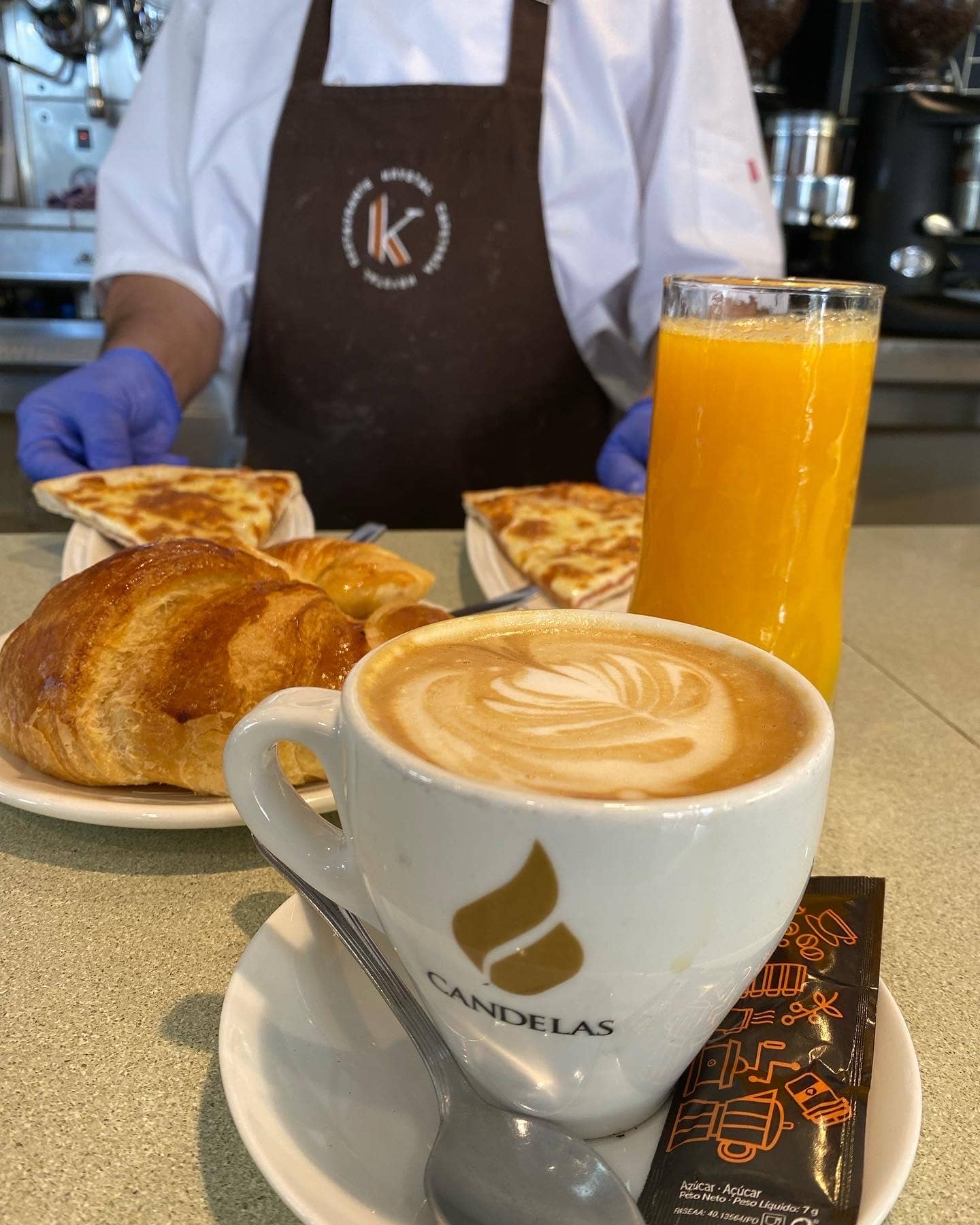 Café, zumo de naranja y bollería en restaurante Krystal